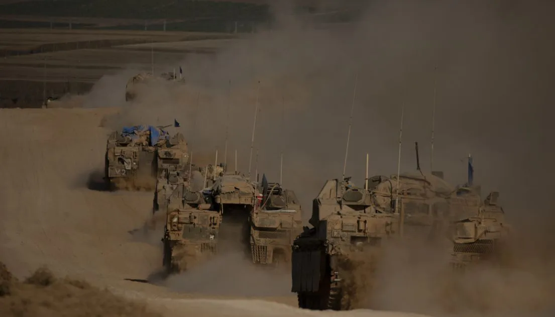 Blindados israelíes en la frontera con la Franja de Gaza