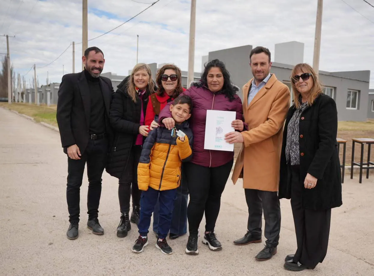 Gianini entregó viviendas en Tres Algarrobos.