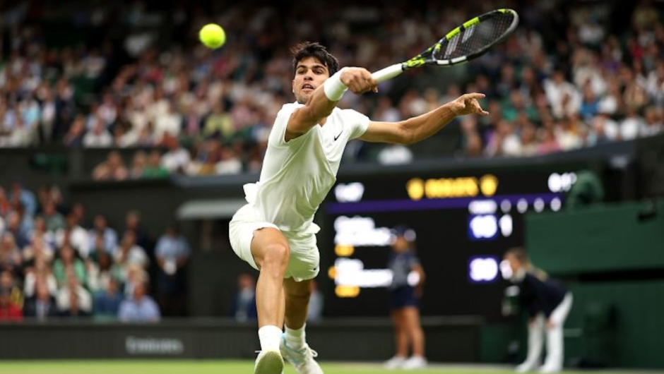 Carlos Alcaraz de España juega un revés contra Ugo Humbert de Francia durante su partido de cuarta ronda de Wimbledon