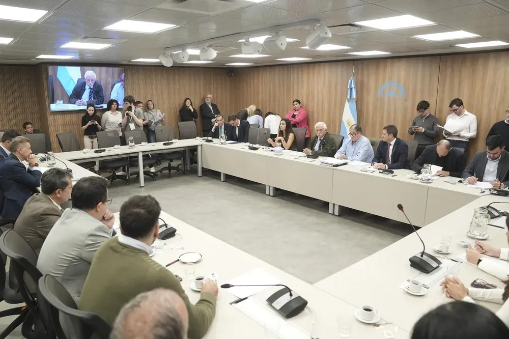 Diputados nacionales en reunión de la Comisión de Defensa Nacional.