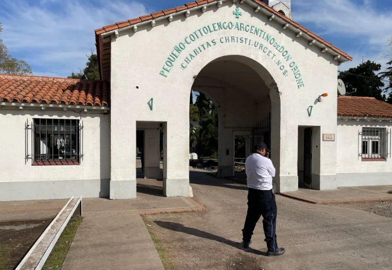 El Cottolengo, entre la visita del Papa, una deuda millonaria y un conflicto judicial con Nación.