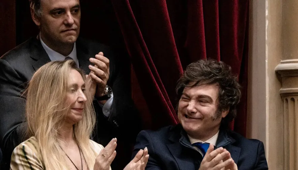 Manuel Adorni junto a Javier y Karina Milei