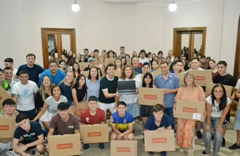 Gianini entregó computadoras.