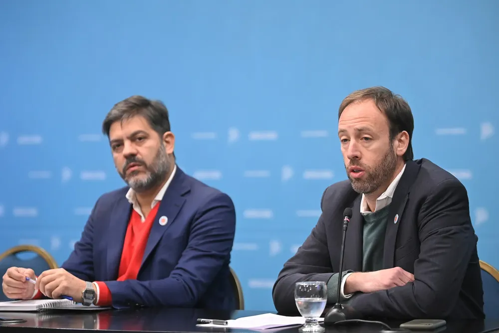 Ministros bonaerenses de Gobierno, Carlos Bianco; y de Economía, Pablo López.