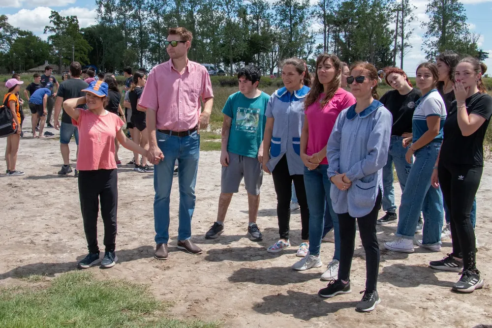 Carlos Ferraris junto a vecinos de Leandro N. Alem