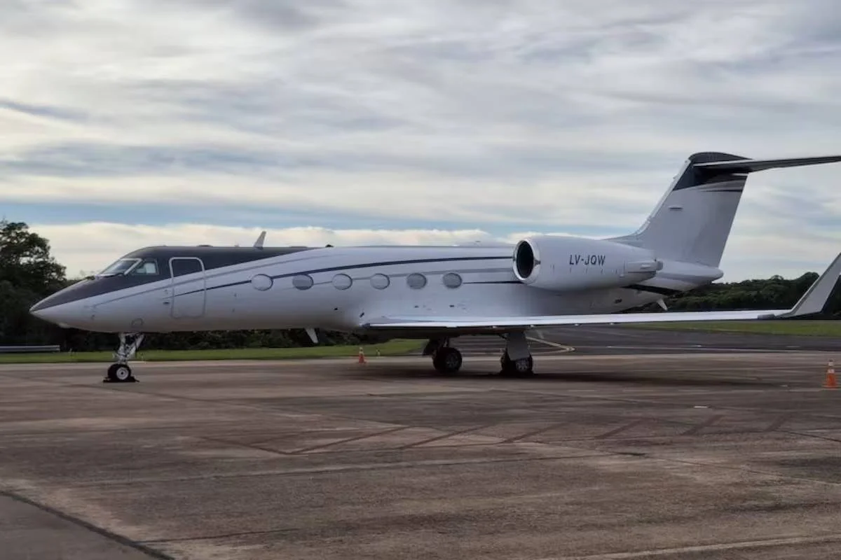 avión retenido en Puerto Iguazú