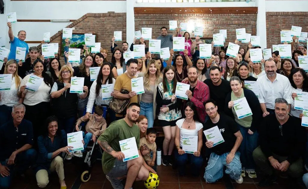 Fassi entregó permisos de venta a feriantes y emprendedores locales.