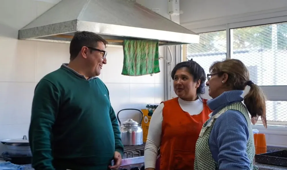 El intendente Juan Cerezo visitó la Escuela Secundaria N°4 para recorrer y conocer el nuevo comedor.