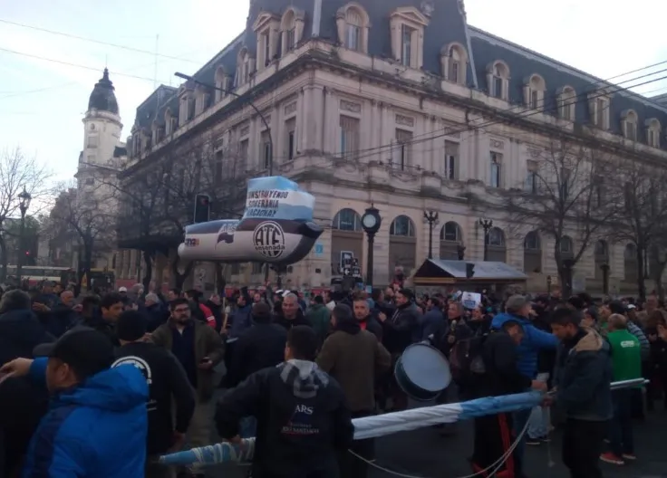 Masiva movilización a Gobernación para pedir “la reactivación del Astillero”