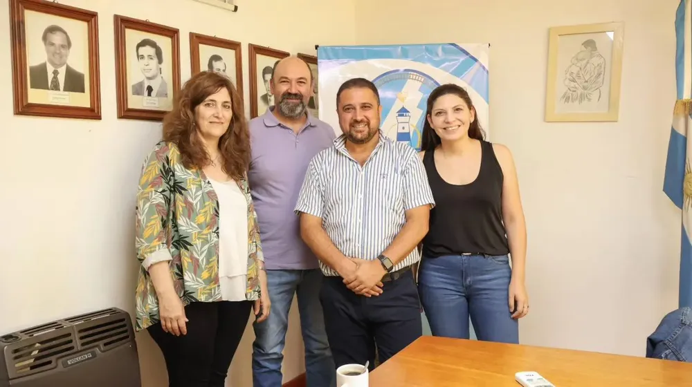 Giordano junto a representantes del Colegio de Farmacéuticos de Colón.