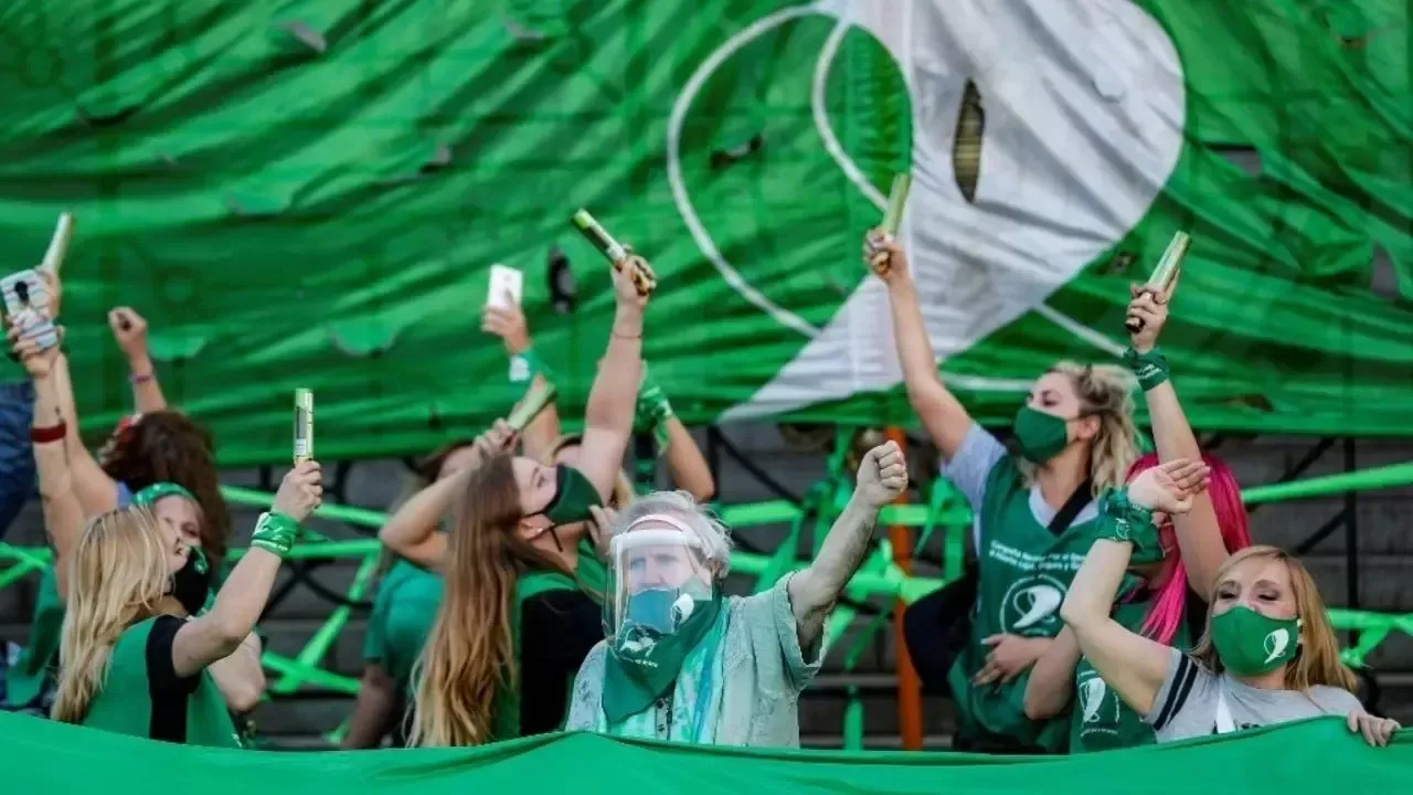 Una multitud verde festejo en las calles la media sancion de la legalizacion del aborto