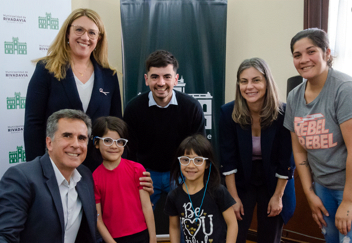 Martínez entregó anteojos a niños en Rivadavia.