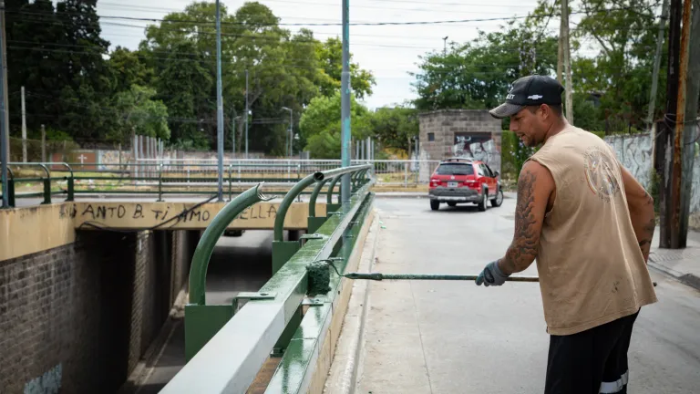 Comenzaron las tareas de embellecimiento del paso bajo nivel de Av. Italia