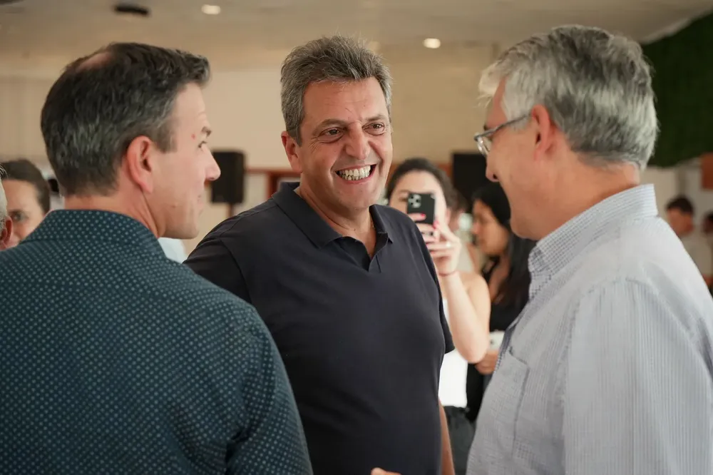 Massa junto a dirigentes del Frente Renovador