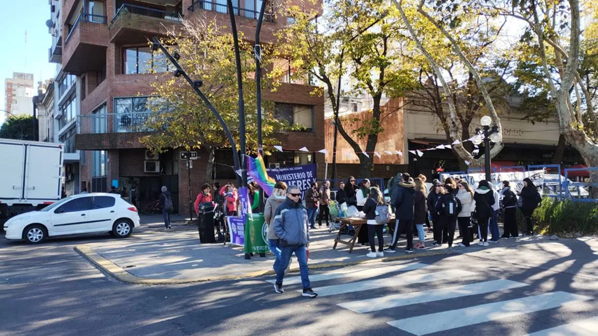 Protesta de trabajadoras del Ministerio de la Mujer