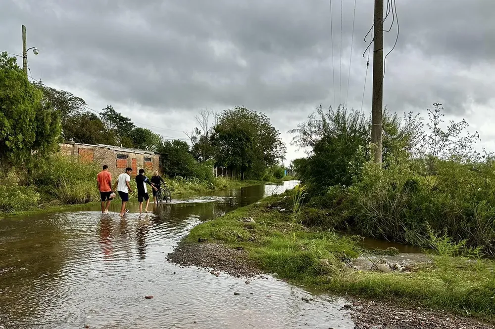 Calles anegadas en barrios periféricos de San Miguel