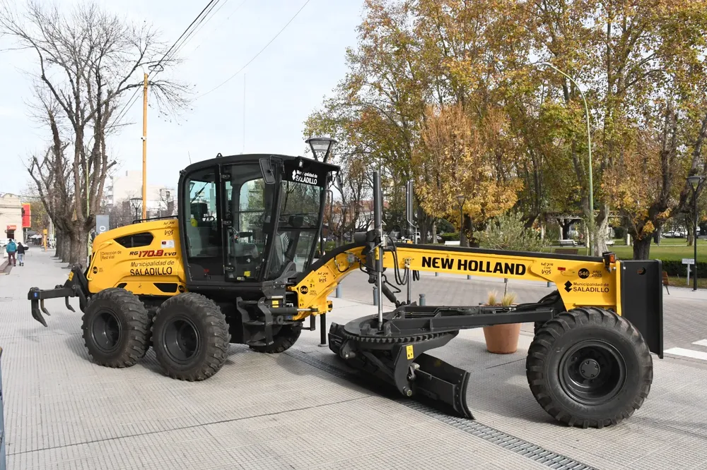 Saladillo adquirió nueva máquina motoniveladora 2