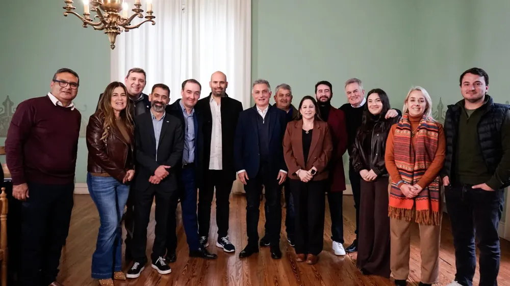 Pareja junto a diputados de LLA