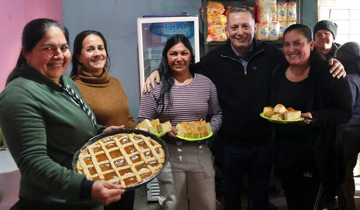 Fernando Gray recorrió el comedor y merendero del MTD 9 de Enero