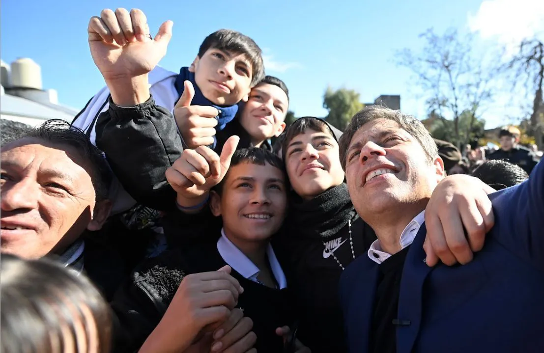 Axel Kicillof junto a alumnos de la escuela 22