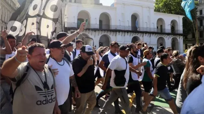 Las organizaciones sociales hicieron sentir sus reclamos en una jornada tensa