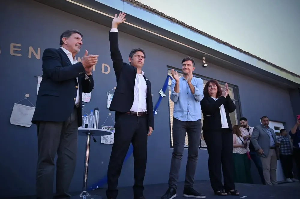 Lucas Ghi junto a Axel Kicillof