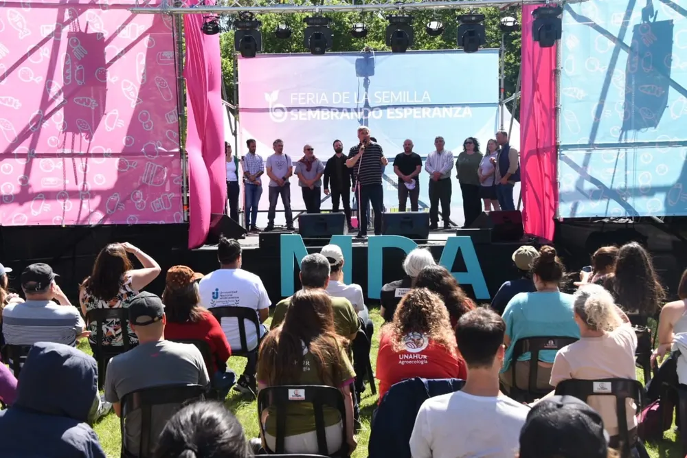 Javier Rodríguez advierte por presión de Estados Unidos para patentar semillas