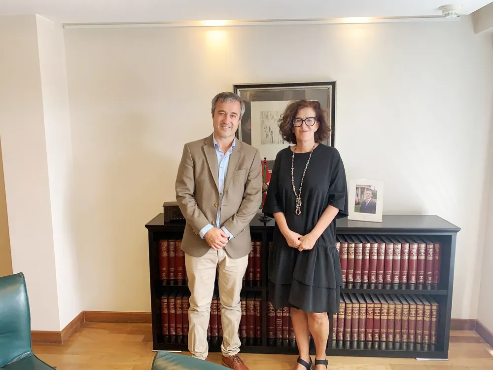 Barrena junto a la delegada de Euskadi en Argentina-Mercosur.