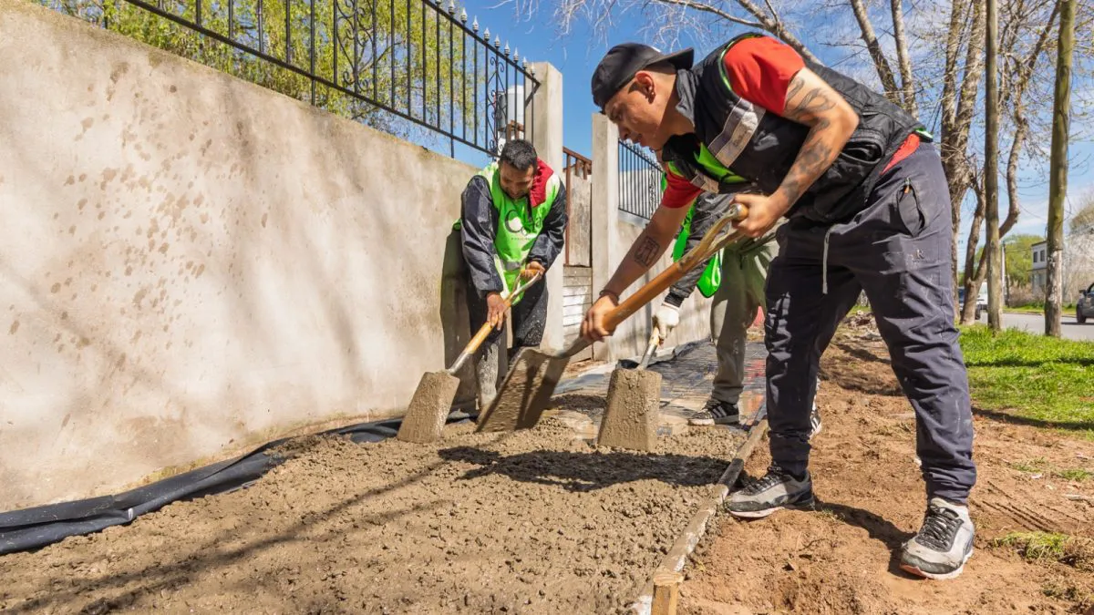 Avanzan los trabajos de mejoras en veredas y espacios públicos en La Costa