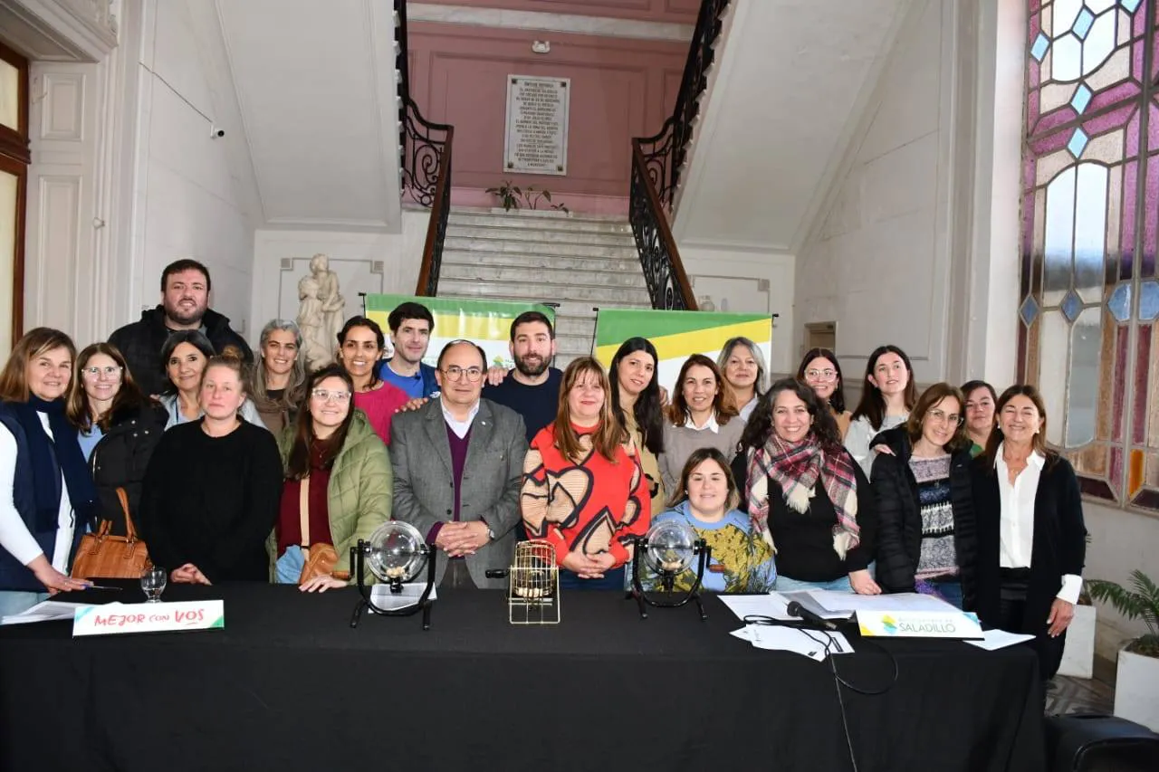 Salomón encabezó sorteo de viviendas.