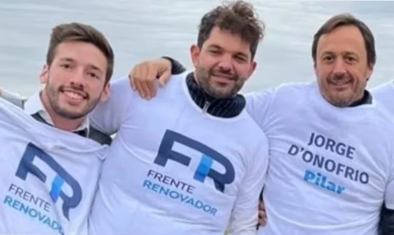Sebastián Desio, en el centro, junto al juez de Faltas Mario Quattrocchi.
