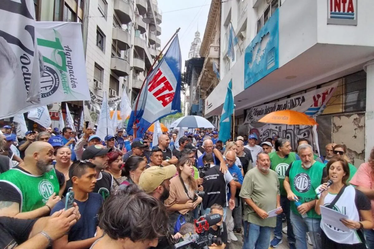 Trabajadores protestan por el ajuste en el INTA.