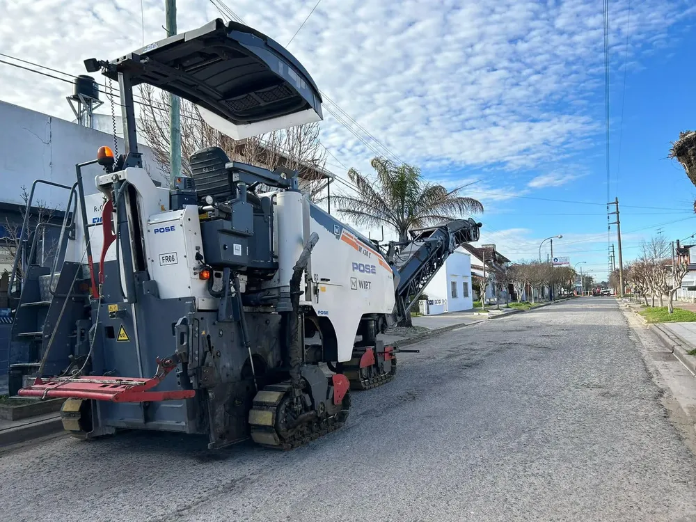 El municipio de Castelli realiza tarea de reasfaltado de calles que estaban en mal estado El municipio de Castelli realiza tarea de reasfaltado de calles que estaban en mal estado