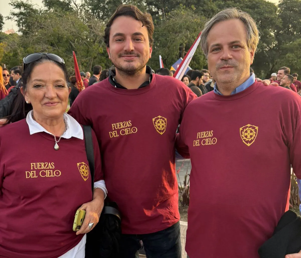 Agustín Romo junto a los referentes mercedinos Mauricio Pollacchi y Silvia Di Leo