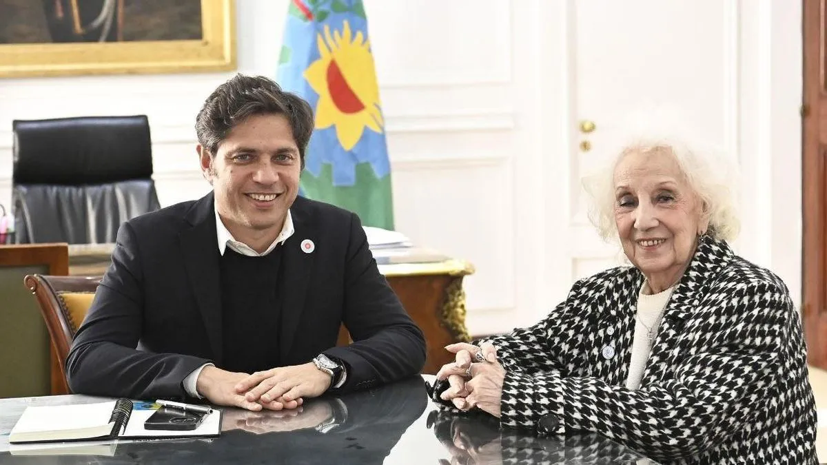 Axel Kicillof junto a Estela de Carlotto
