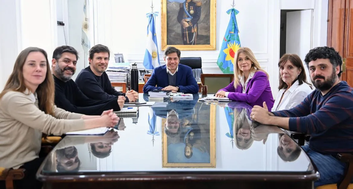El gobernador junto a funcionarios y legisladores