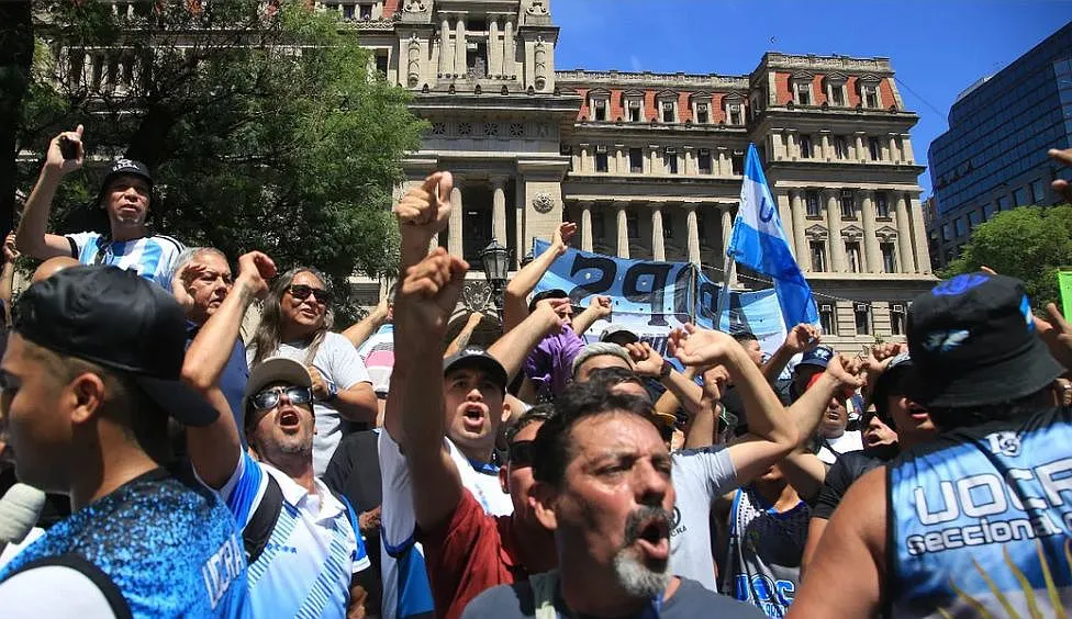 Los gremios docentes nacionales apuran al gobierno de Milei