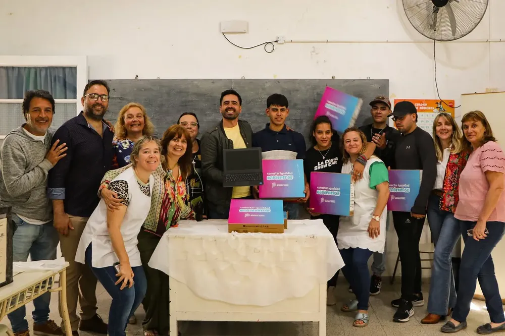 Villagrán entregó netbooks a jóvenes 2
