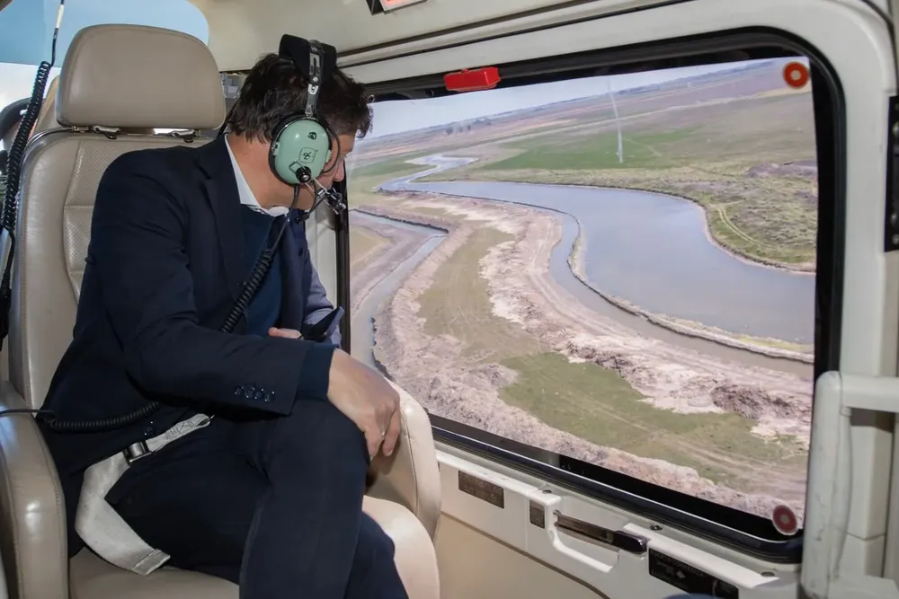 Kicillof reactiva obras en el Salado y desafía a Milei