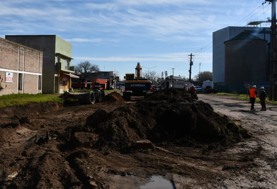 Salomón recorrió trabajos de pavimento y limpieza en Saladillo 2