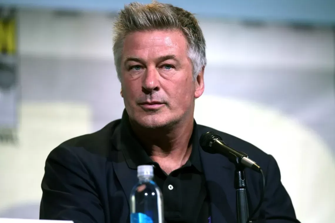 El famoso actor estadounidense Alec Baldwin disparó y mató a una mujer durante un rodaje