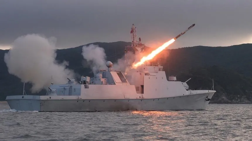 Corea del Norte vuelve a lanzar misiles al mar.