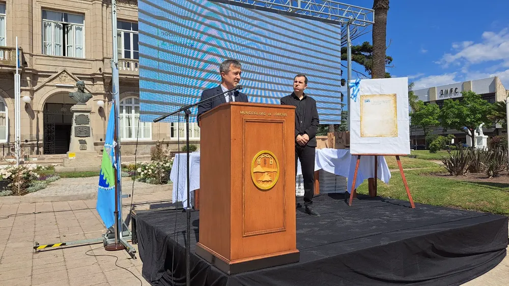 Presentaron la bandera del Partido de Lobería.