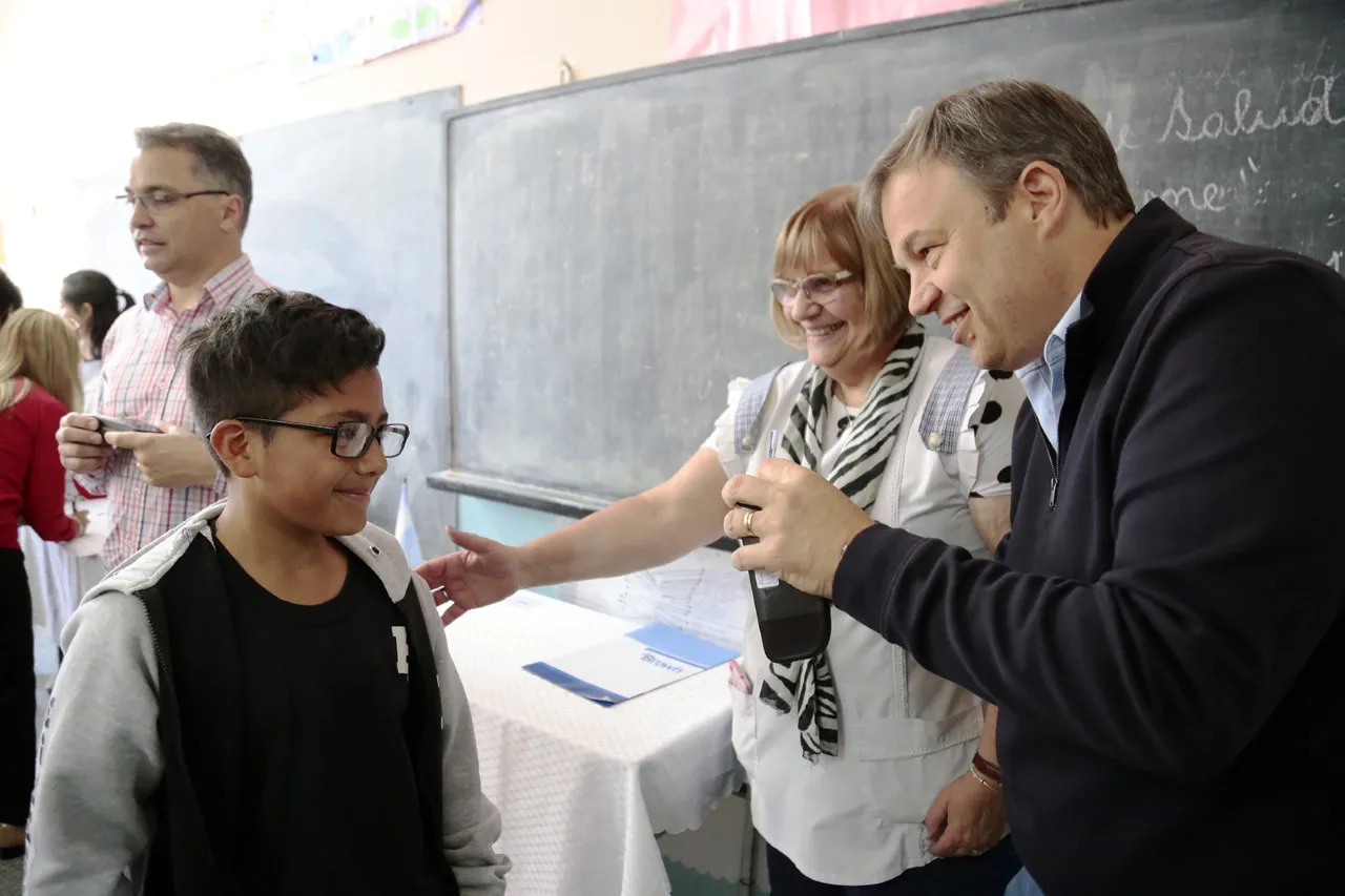 Mariano Cascallares encabezó nuevas entregas de anteojos