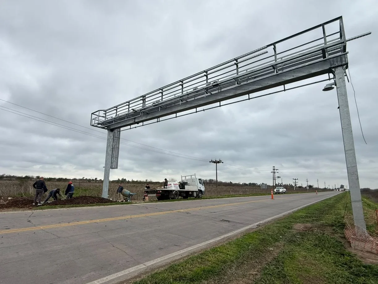 El arco de control del tránsito pesado instalado en el acceso a Villa General Savio.