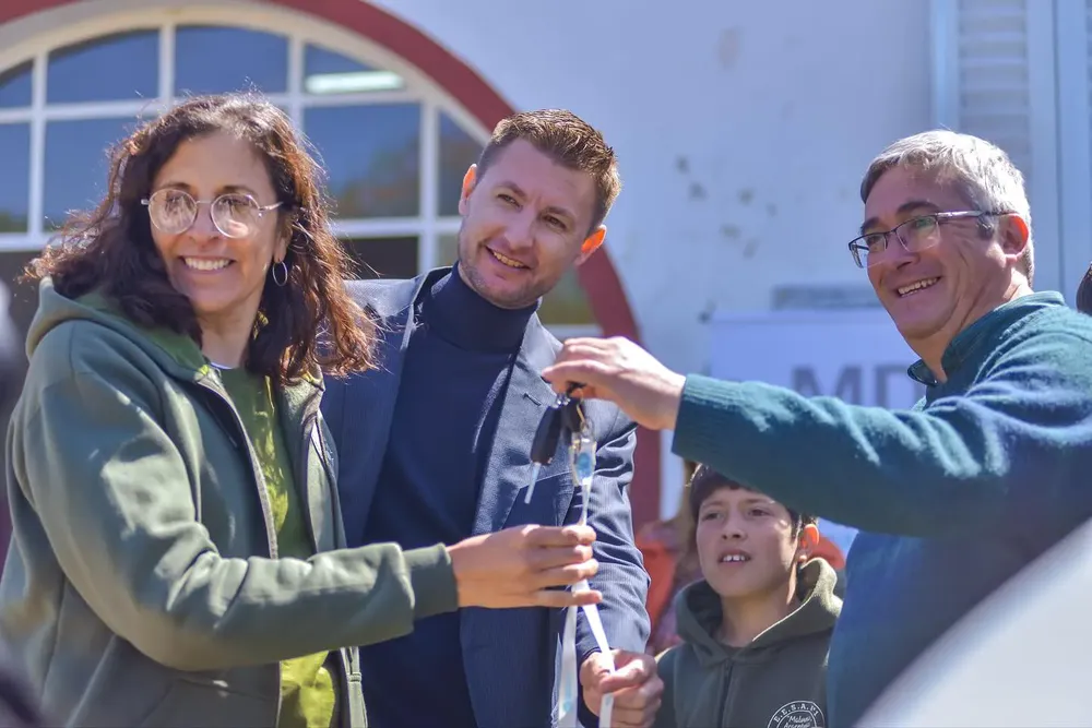 Ferraris entregó un minibús 0km a la Escuela Agrotécnica N°1 de Colonia