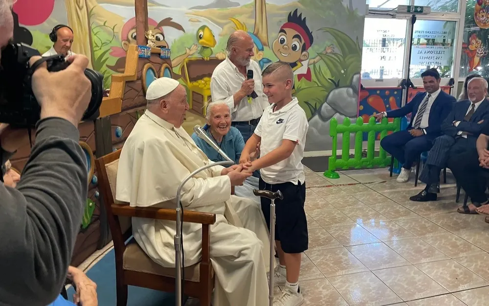 El Papa visitó a la sobrina de una monja víctima de Astiz