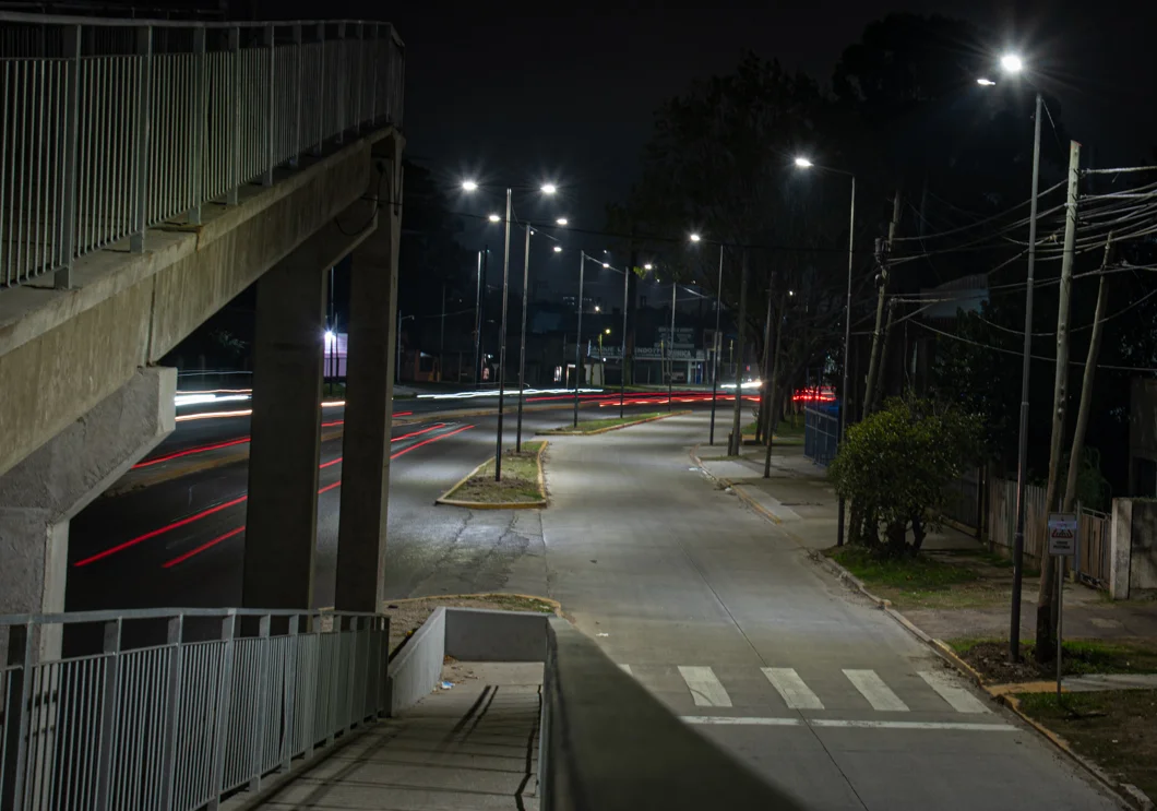 El Municipio coloca nuevos equipos de luces LED en un tramo de la avenida Monteverde y sus colectoras