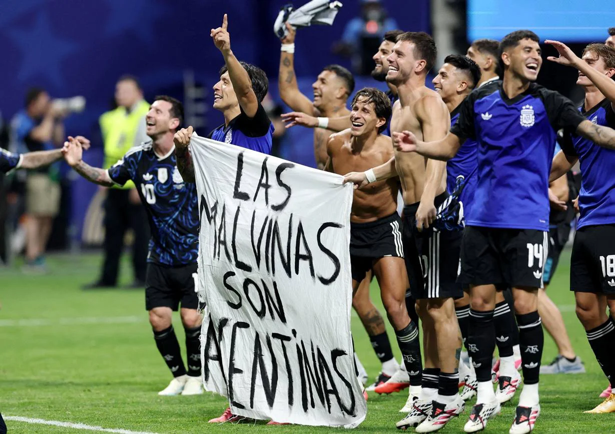 La bandera por Malvinas que exhibió la Selección tras el triunfo ante Inglaterra.