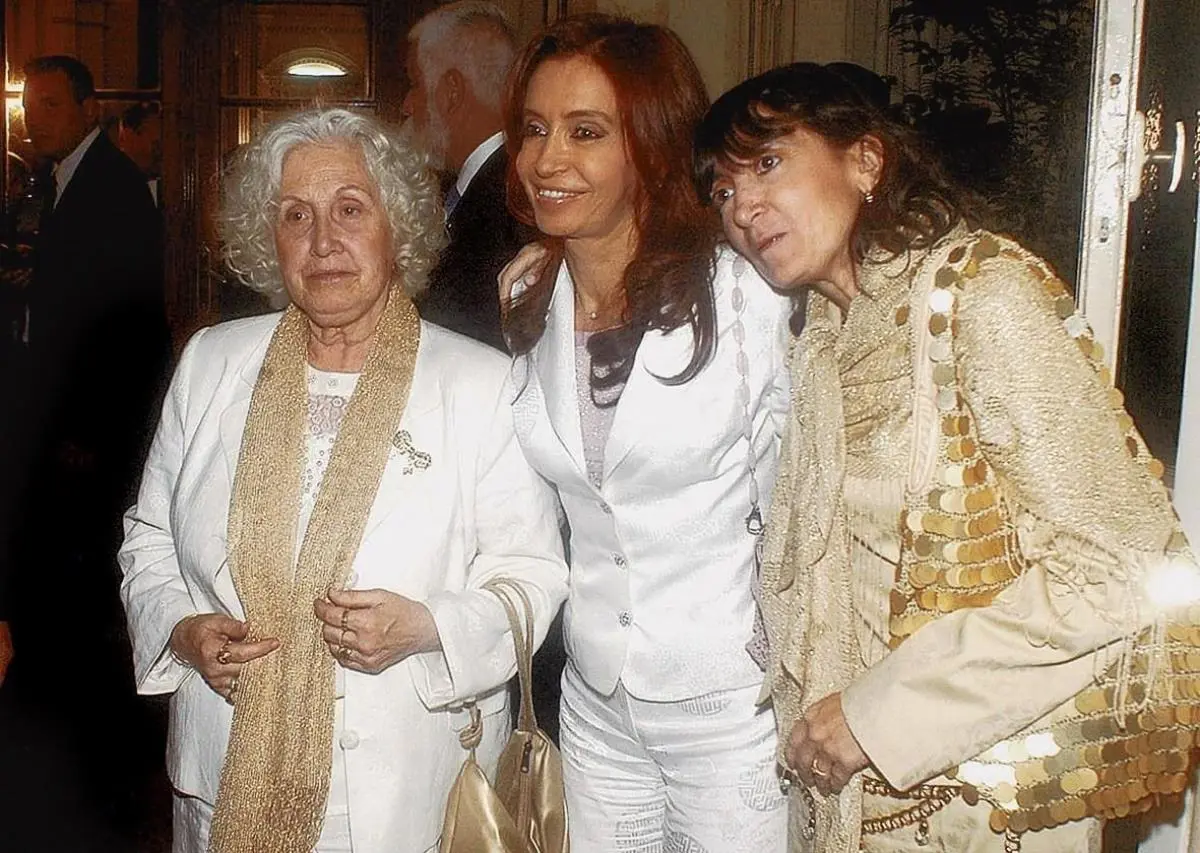 Cristina y Giselle Fernández junto a su madre